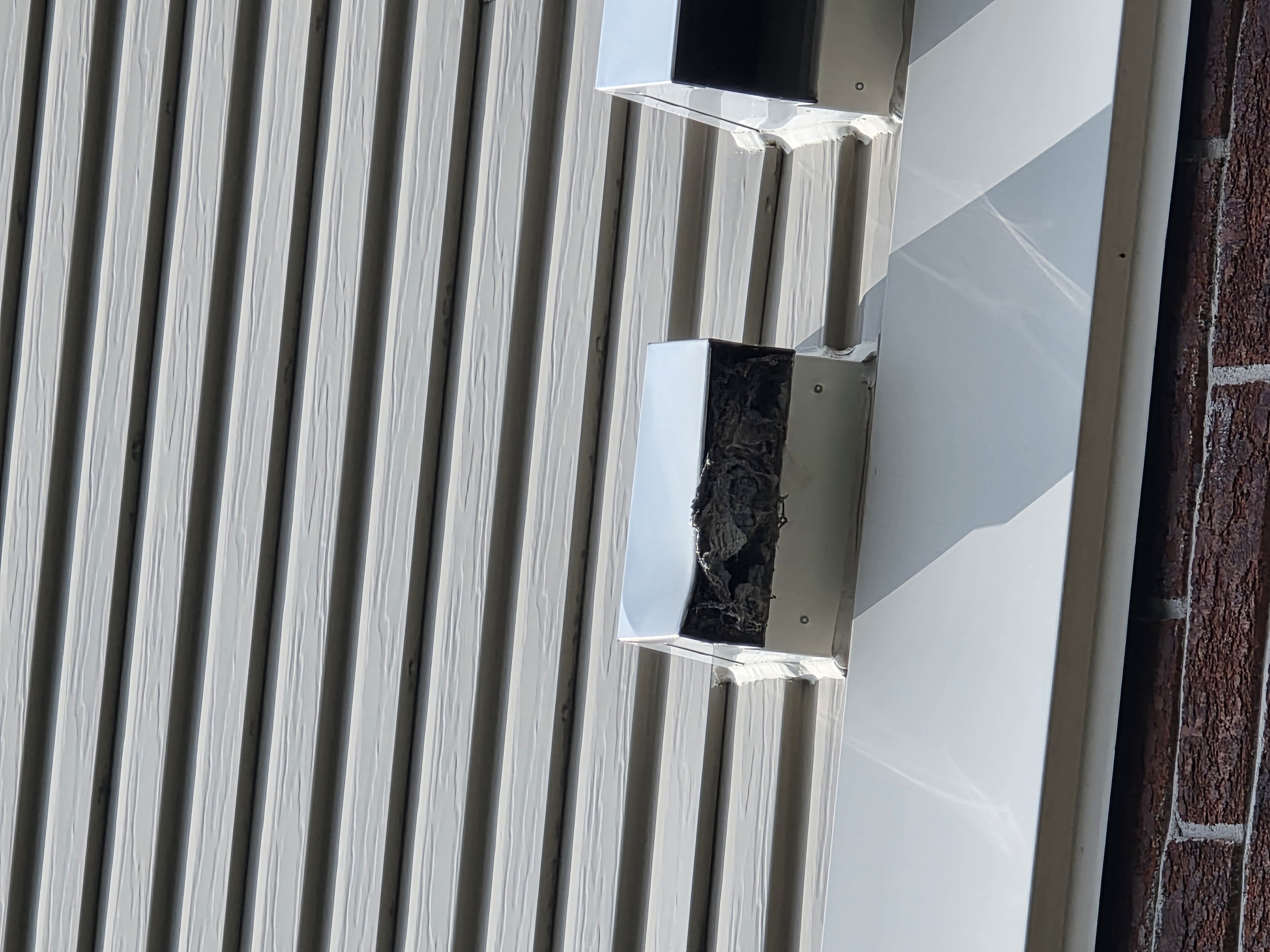 Sortie extérieure de conduit obstruée par la peluche